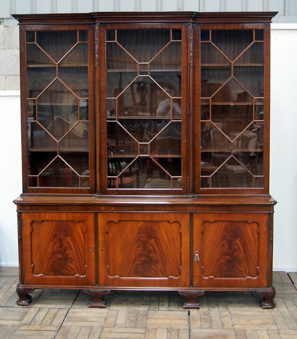an immaculate mahogany 3 door bookcase
